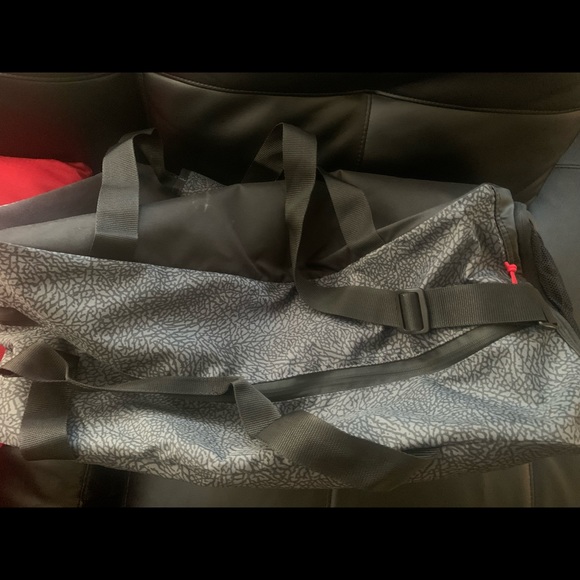 Jordan jacket with matching duffel bag - Picture 10 of 11